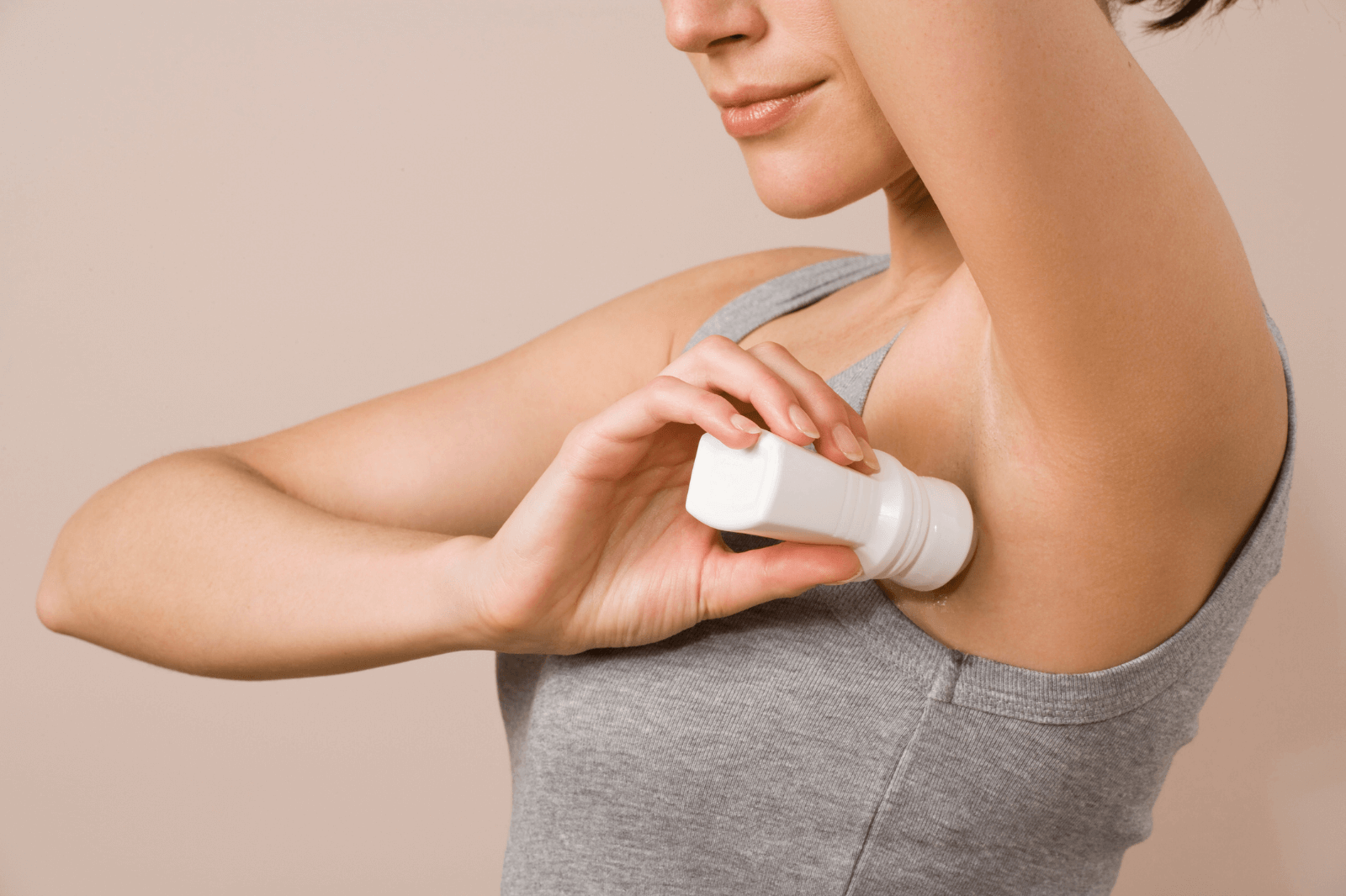 Девушка наносит роликовый дезодорант
