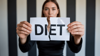 Девушка рвет бумагу, на которой написано "Diet" напополам