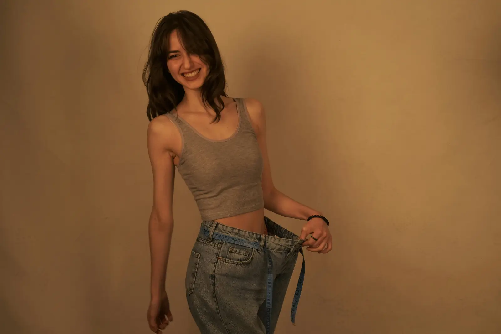 Девушка демонстрирует фигуру