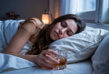Девушка засыпает с напитком