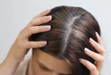 У девушки седые волосы в корнях