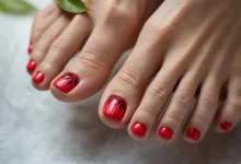 Красный педикюр на лето 2025: 15 стильных идей, которые стоит попробовать