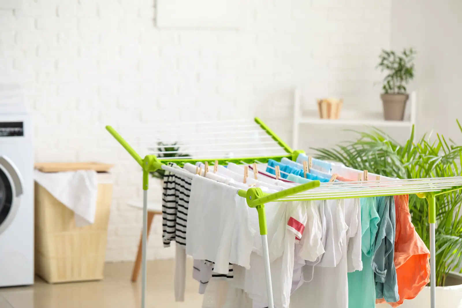 Веши сушатся на сушилке