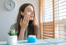 Девушка ухаживает за кожей