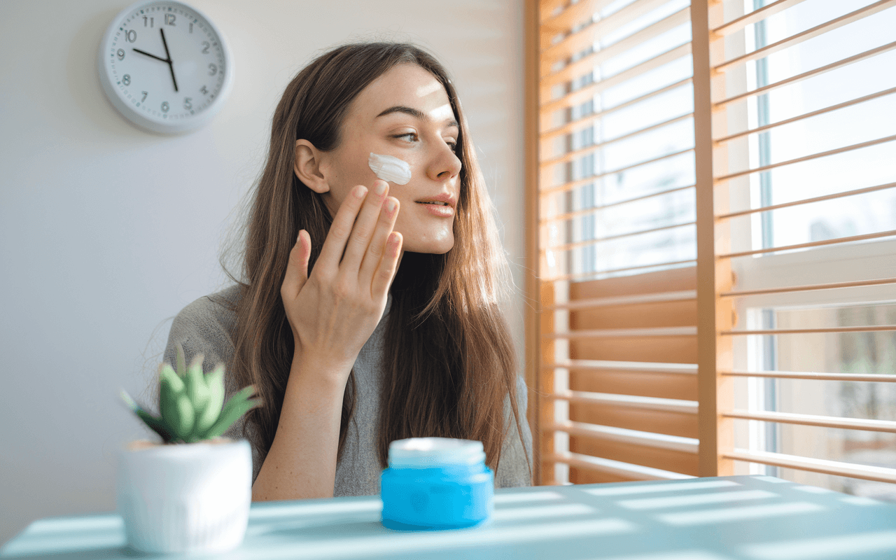 Девушка ухаживает за кожей