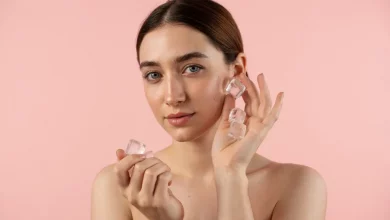 Дівчина з кубиками льоду біля обличчя