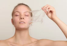 Дівчина знімає суху шкіру з обличчя