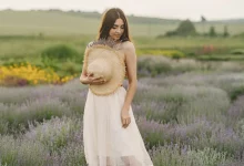 Девушка стоит без лифчика прикрываясь шляпой