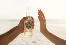 ДЕвушка жестом отказывается от пива