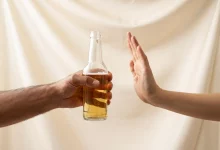 Дівчина жестом відмовляється від пив