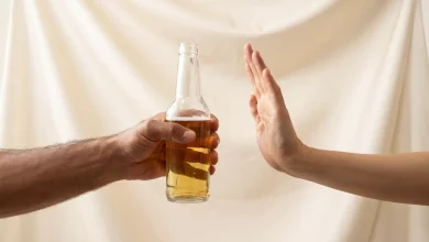 Дівчина жестом відмовляється від пив