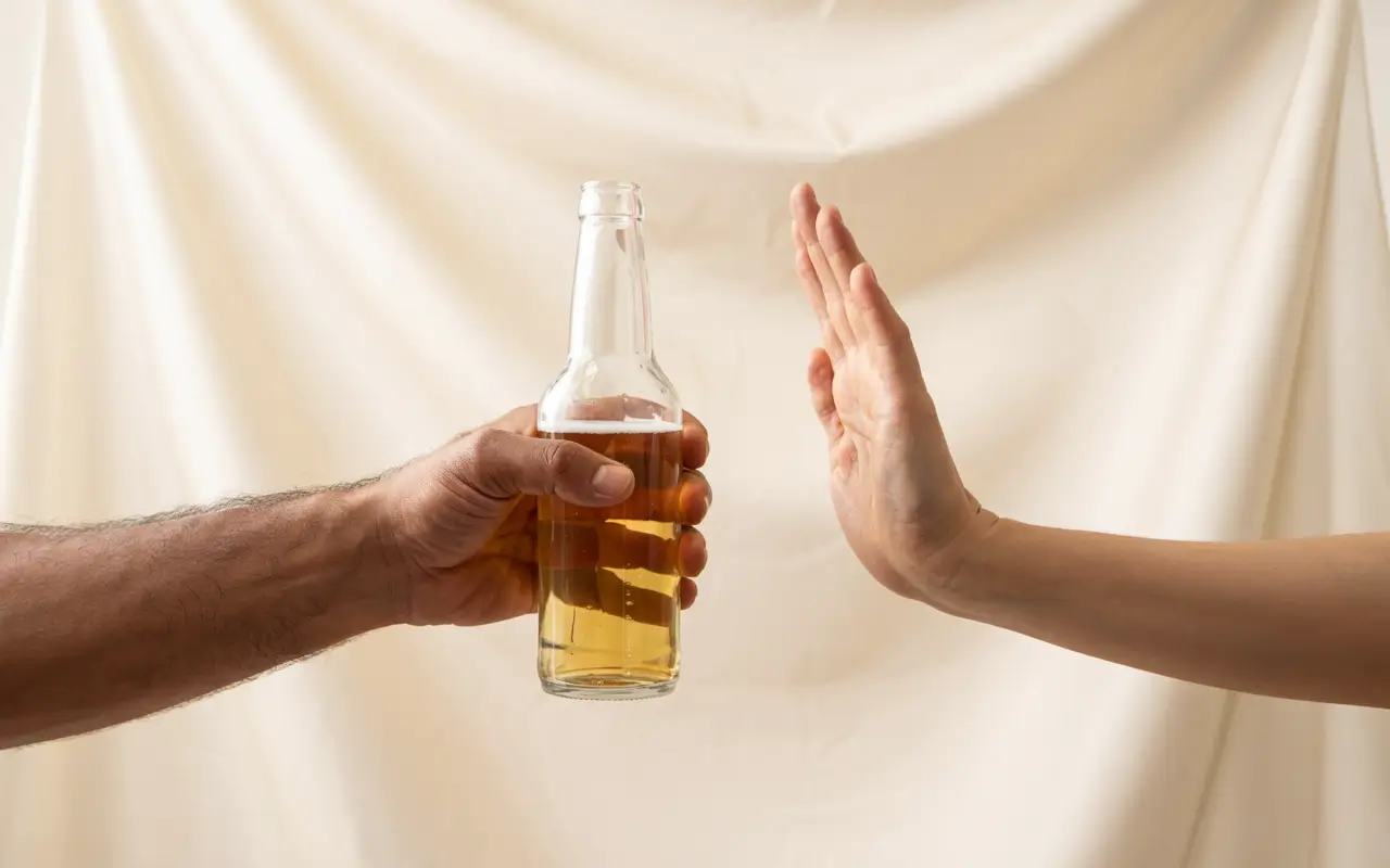 Дівчина жестом відмовляється від пив