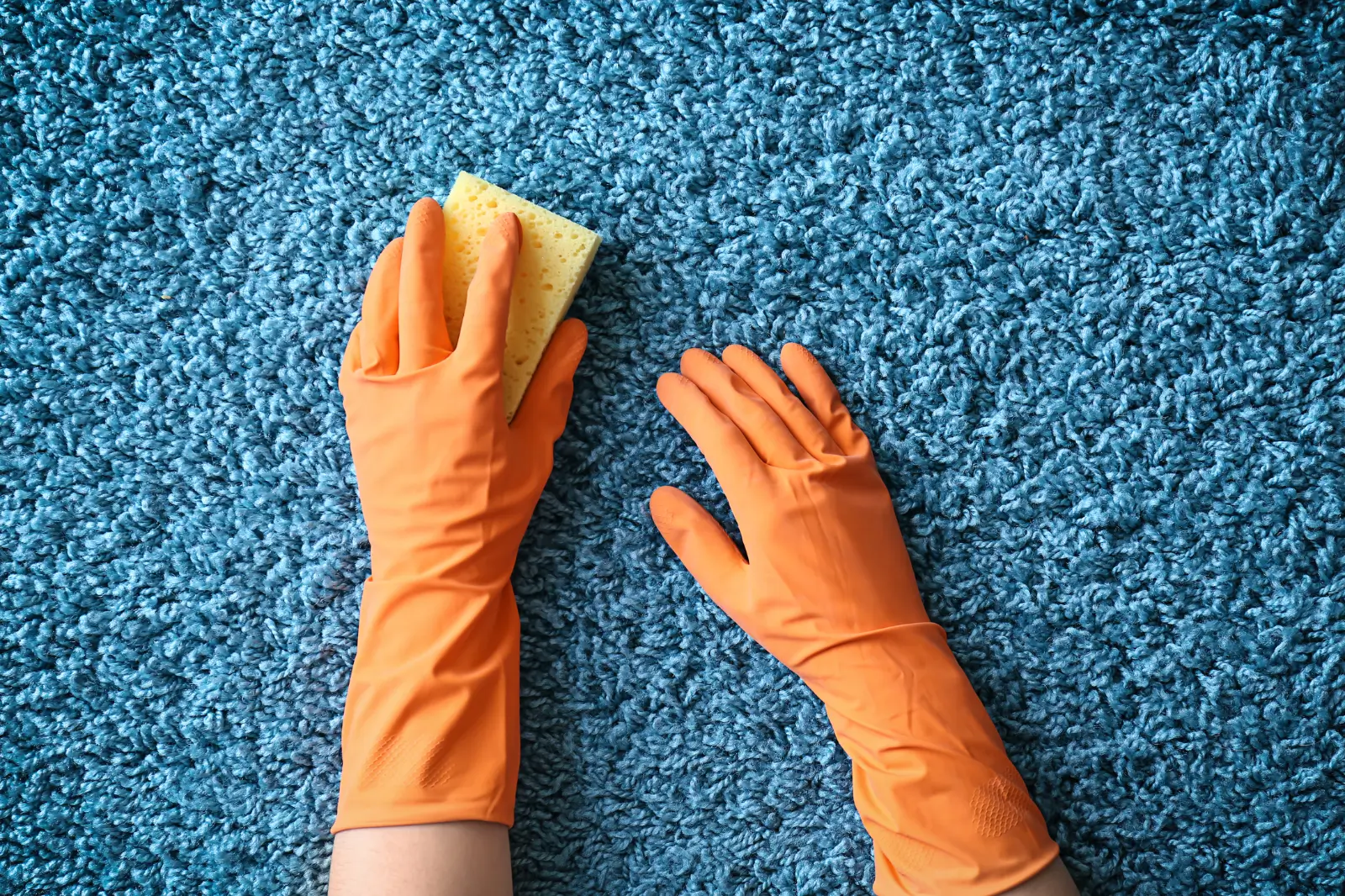 Дівчина чистить килим