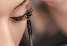 Дівчина фарбує вії