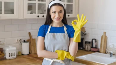 Дівчина в рукавичка показує рукою знак