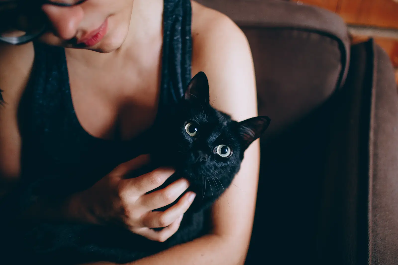 Девушка обнимает кота