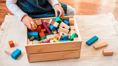 Мальчик складывает игрушки в корзинку