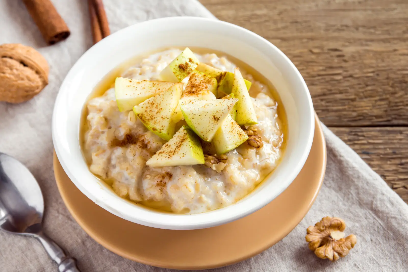 Овсянка с яблоком и корицей