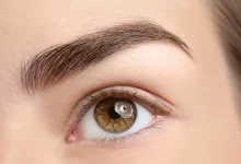 Девушка демонстрирует бровь