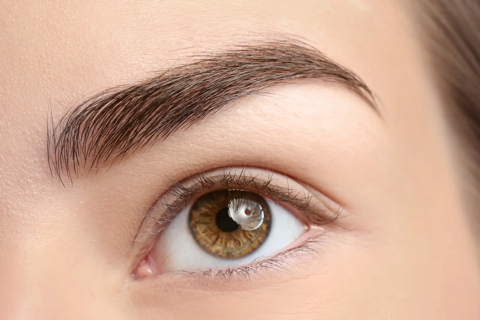 Девушка демонстрирует бровь