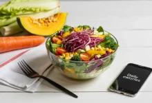 Салат, телефон та столові прибори