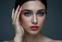 Дівчина наносить мейкап пальцями рук