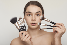 Девушка с кистями