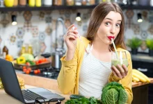 ДІвчина п'є смузі і радіє