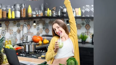 Девушка пьет смузи и радуется