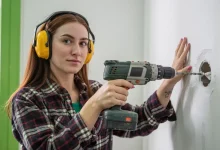 Дівчина з інструментом