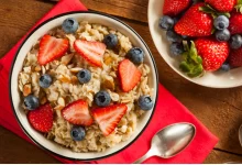 Овсянка с ягодами