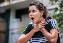 Дівчину душить аромат парфума