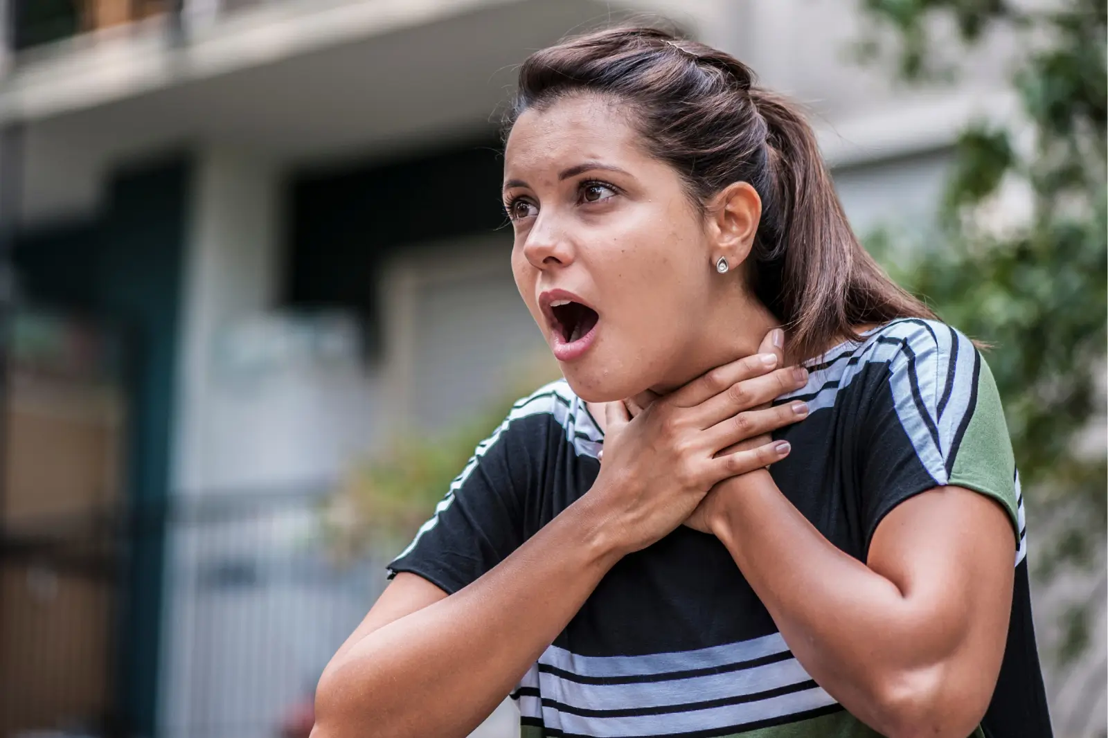 Дівчину душить аромат парфума