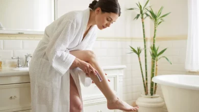 Дівчина голить ноги