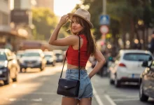 Девушка прогуливается