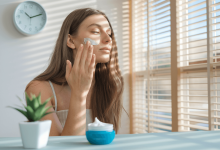 Дівчина маже шкіру обличчя