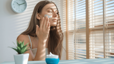 Дівчина маже шкіру обличчя