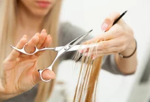 Девушке стригут волосы