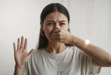 Дівчина відчуває запах поту