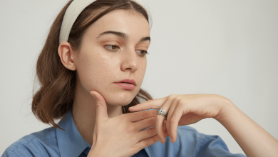 Дівчина демонструє обличчя доглянуте