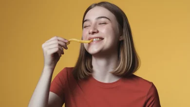 Дівчина їсть картоплю фрі