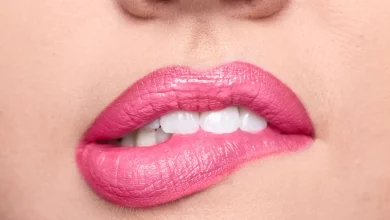 Дівчина кусає губу