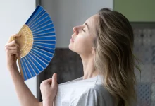 Дівчина обдуває від спеки