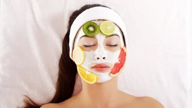 Дівчина з маскою доглядовую на обличчі з фруктів