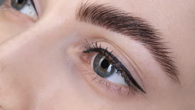 Дівчина демонструє брови