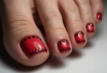 Трендовий червоний педикюр на літо 2025: 15 модних ідей