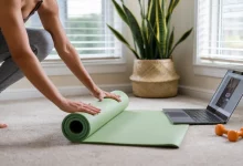 Девушка разворачивает коврик для йоги