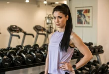 Девушка стоит в зале