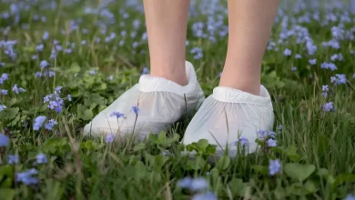 Дівчина робить зволожувальну маску для ніг