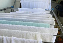 Рушники сушаться на сушарці